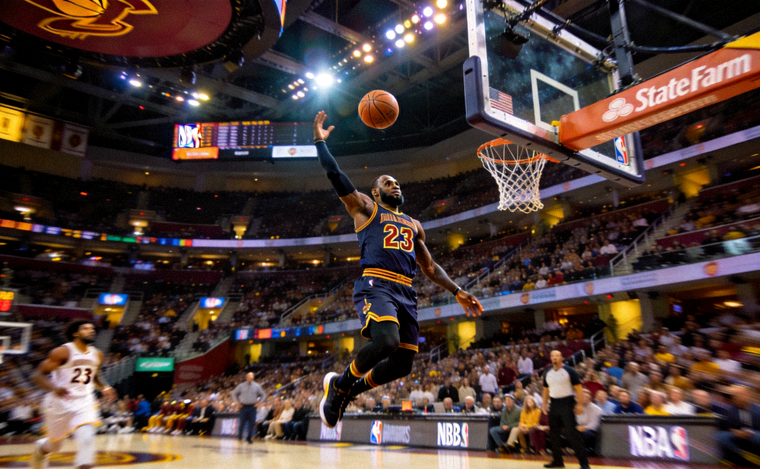 NBA篮球比赛场馆内球员投篮瞬间